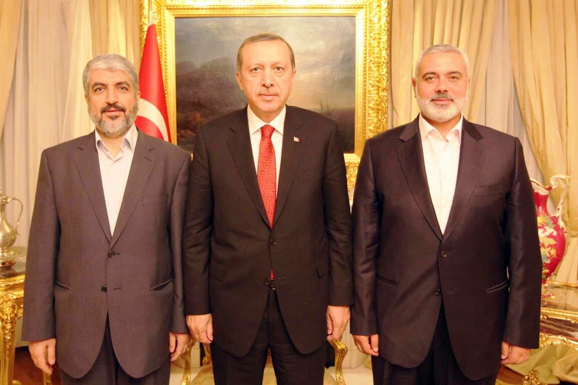 Freundlicher Empfang in der Türkei: Präsident Erdogan mit den Hamas-Führern Khaled Meshal und Ismail Haniyeh. (© imago images/UPI Photo)