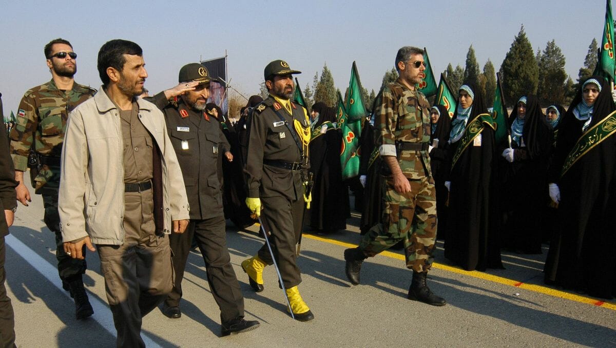 Mohammad Hejazi neben Mahmud Ahmadinejad auf einer Parade im Jahr 2006
