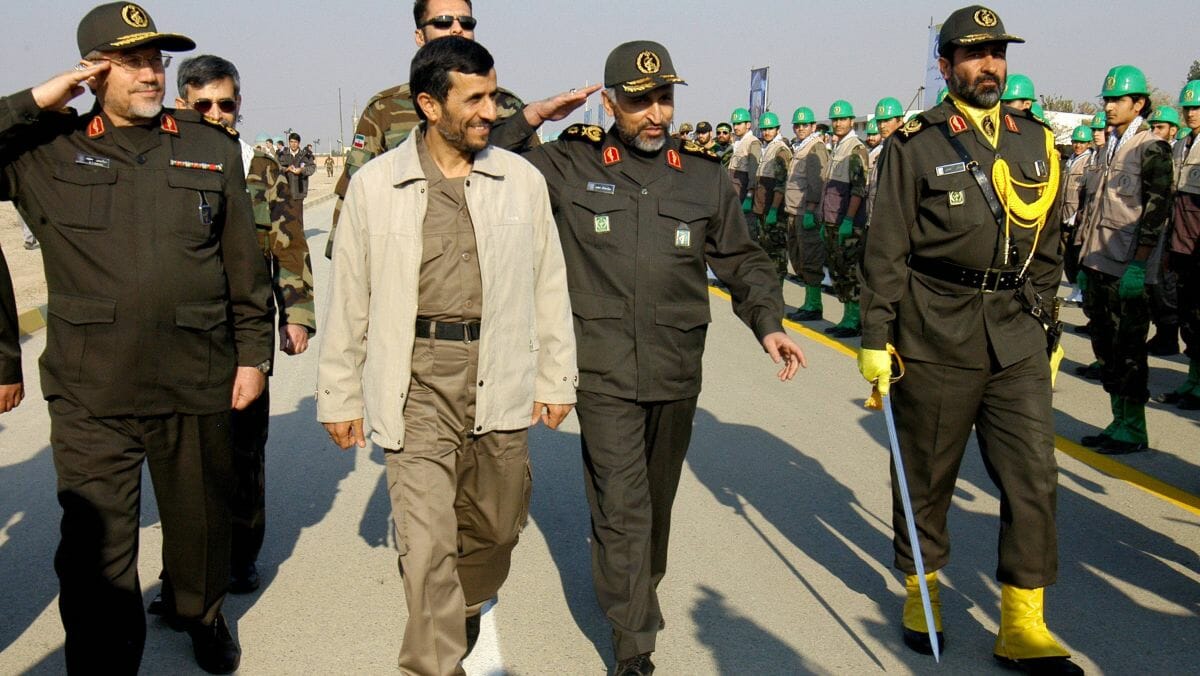 Mohammad Hejazi neben Mahmud Ahmadinejad auf einer Parade im Jahr 2006