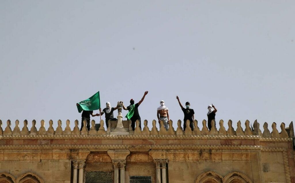 Palästinenser mit Fahnen der Hamas bei der Al-Aqsa-Moschee in Jerusalem. (© imago images/Xinhua)