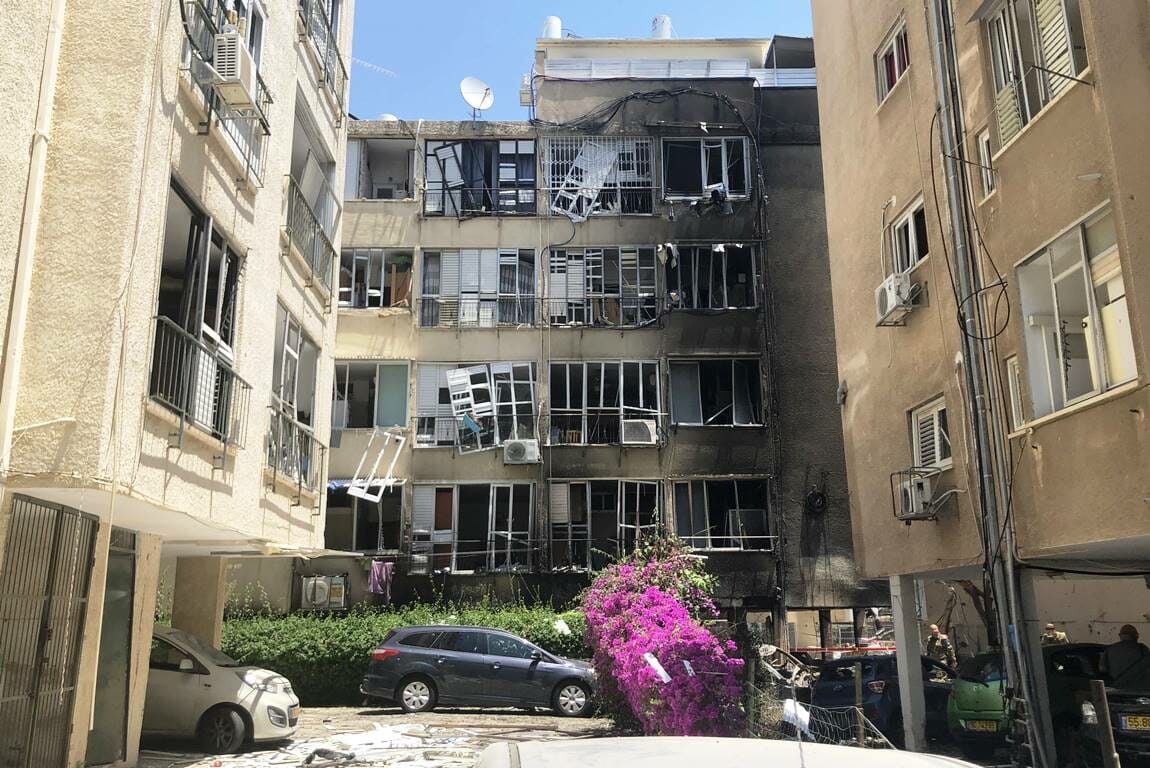 Wohnhaus im israelischen Petach Tikwa, das von einer Rakete beschädigt wurde. (©<a href="http://www.imago-images.de">imago images</a>/ITAR-TASS)
