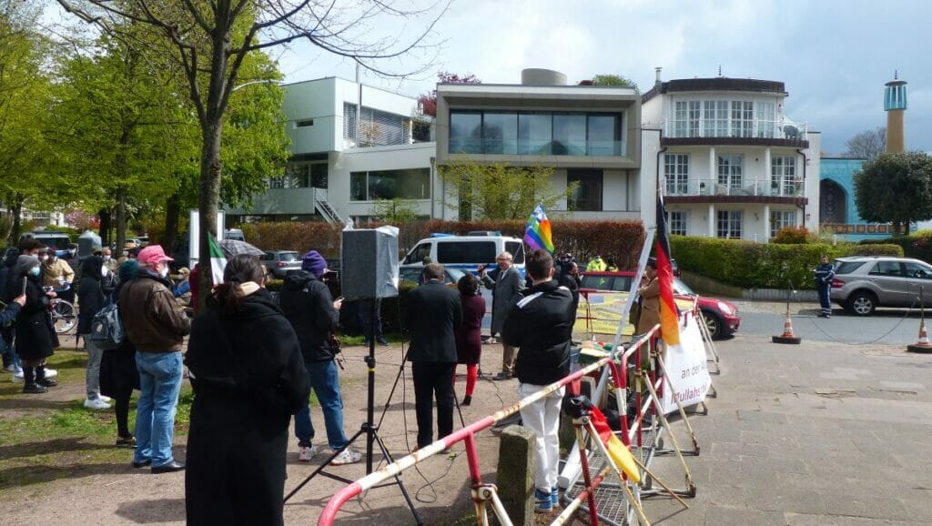 Demonstration gegen den Al-Quds-Tag vor der Blauen Mosche des Islamischen Zentrums Hamburg
