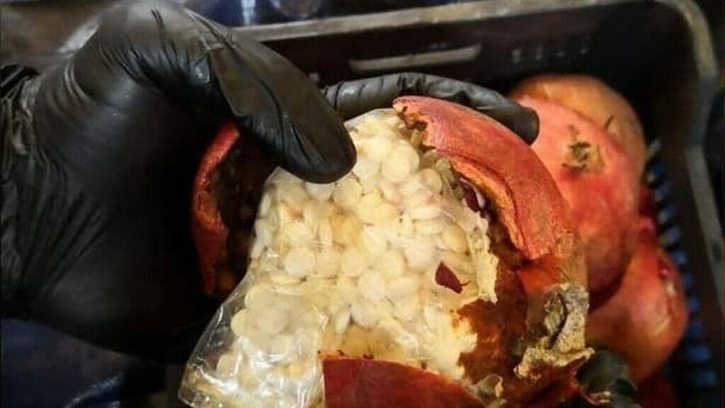 Saudische Zollfahnder finden Drogen in einem Granatapfel aus dem Libanon