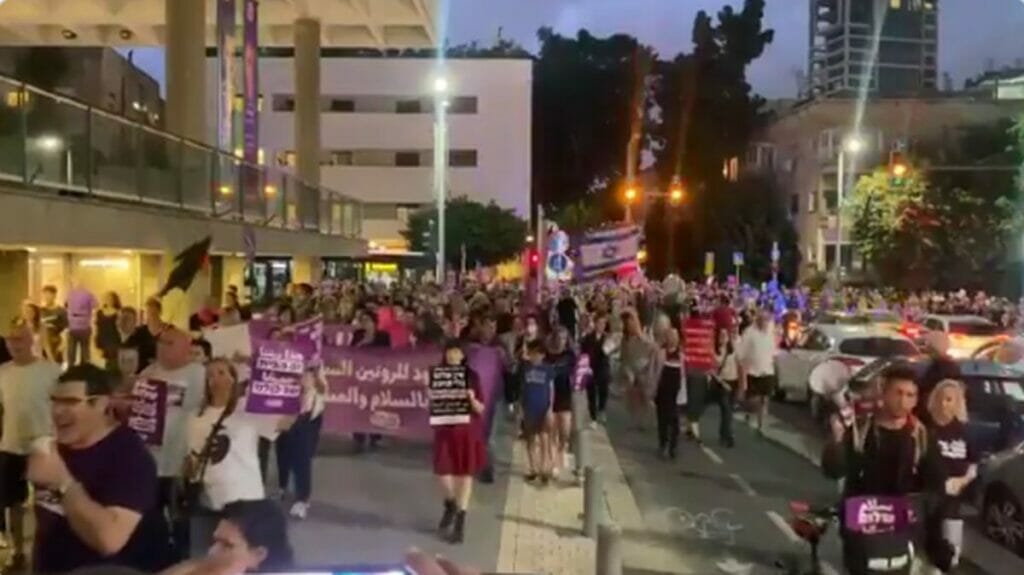 Jüdsiche und arabische Israelis demonstrieren in Tel Aviv für friedliche Koexistenz