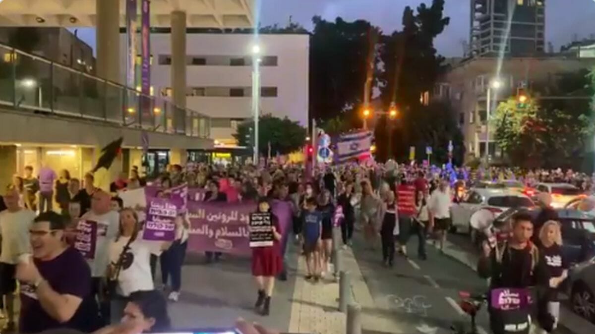 Jüdsiche und arabische Israelis demonstrieren in Tel Aviv für friedliche Koexistenz