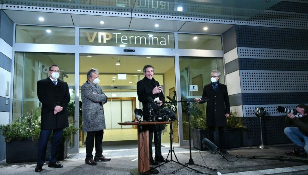 Der Chef der UN-Atomaufsichtsbehörde Rafael Grossi bei einer Pressekonferenz auf dem Wiener Flughafen