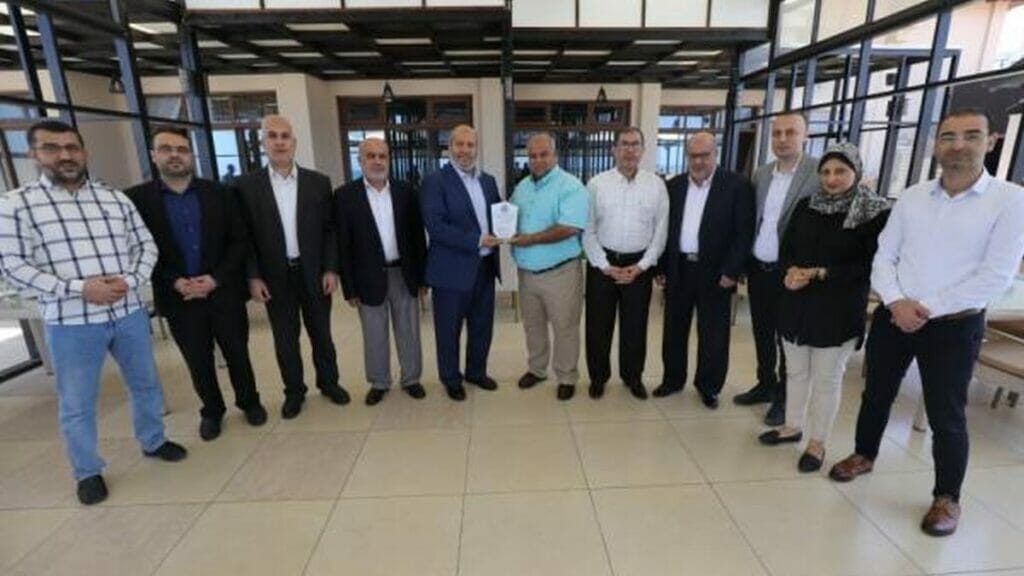Hamas überreicht Al Jazeera Preis für "professionelle Berichterstattung" über israelische Militäraktionen in Gaza