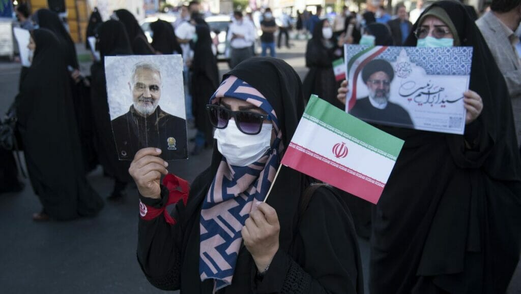 Nach Wahlsieg: Raisi-Anhänger feiern mit Fotos von Qasem Soleimani