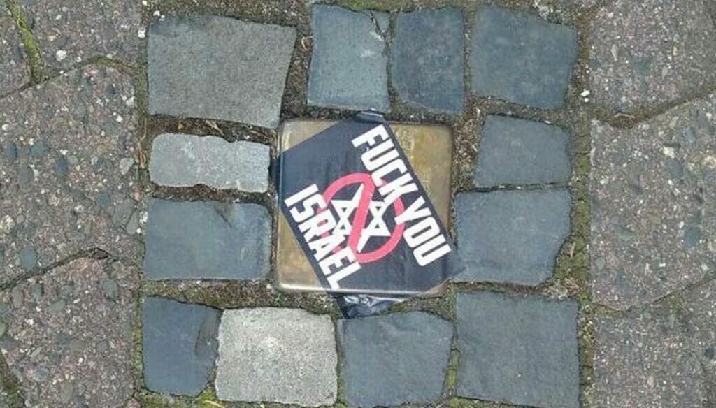 Geschändeter "Stolperstein" in Deutschland
