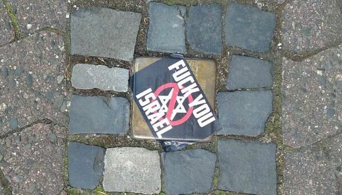 Geschändeter "Stolperstein" in Deutschland