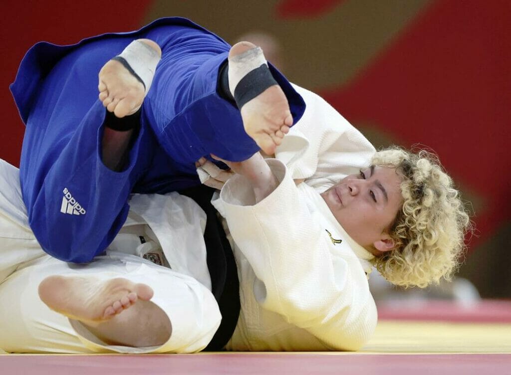 Premiere beim Judo-Turnier in Tokio: Die Israelin Raz Hershko (in blau) und die Saudi-Araberin Tahani Alqahtani traten gegeneinader an. Gewonnen hat übrigens Hershko. (© imago images/Kyodo News)