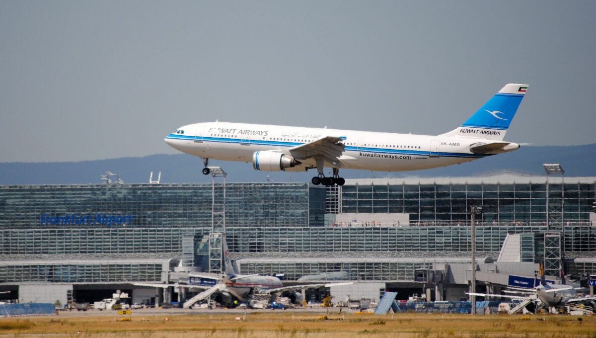 Maschine der Kuwait airways im Landeanflug auf Frankfurt