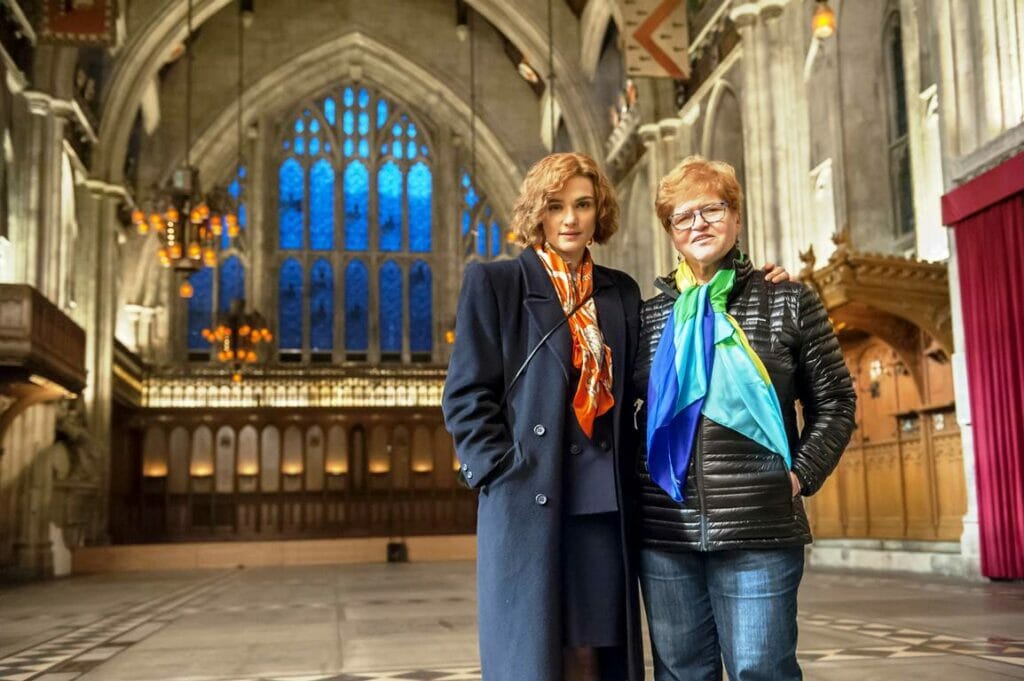 Im Film „Verleugnung“, die ihren Prozess gegen den Holocaust-Leugner David Irving erzählt, wurde Deborah Lipstadt (re.) von Rachel Weisz (li.) gespielt. (© imago images/Cinema Publishers Collection)