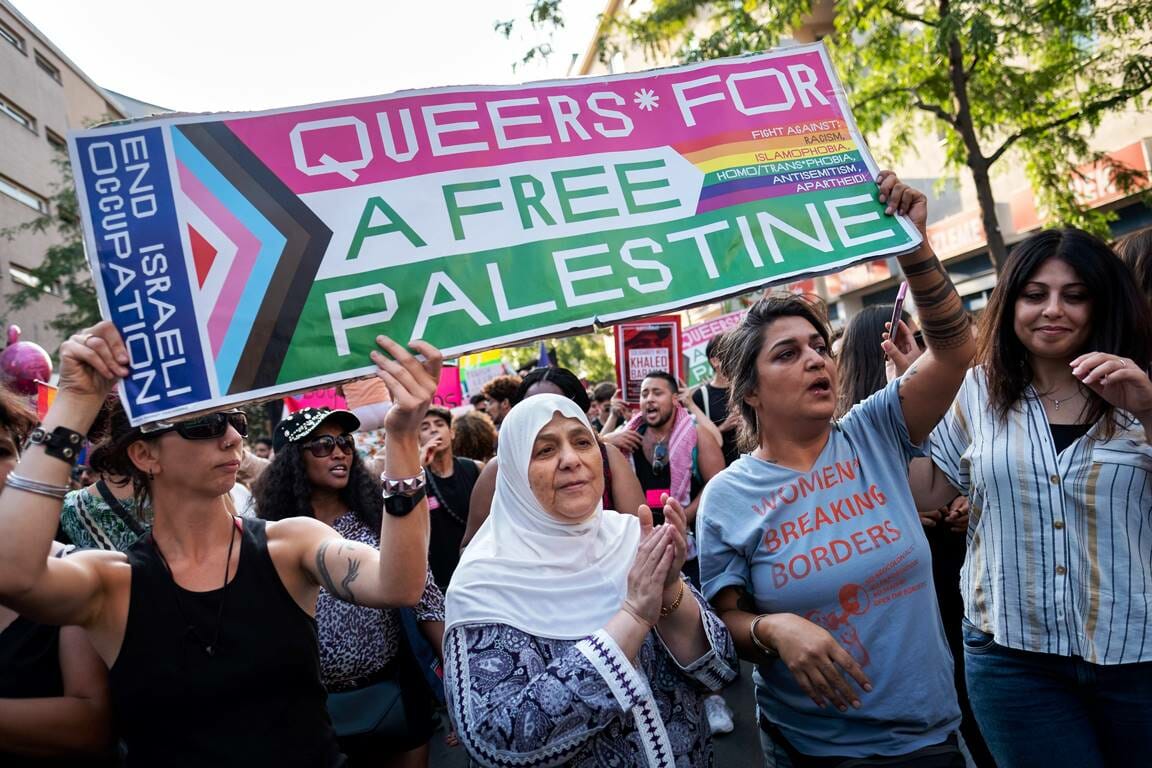 Plakate wie dieses (von einem Aufmarsch in Berlin im Juli 2019) waren auch auf der Queer Pride zu sehen. (© imago images/Christian Mang)