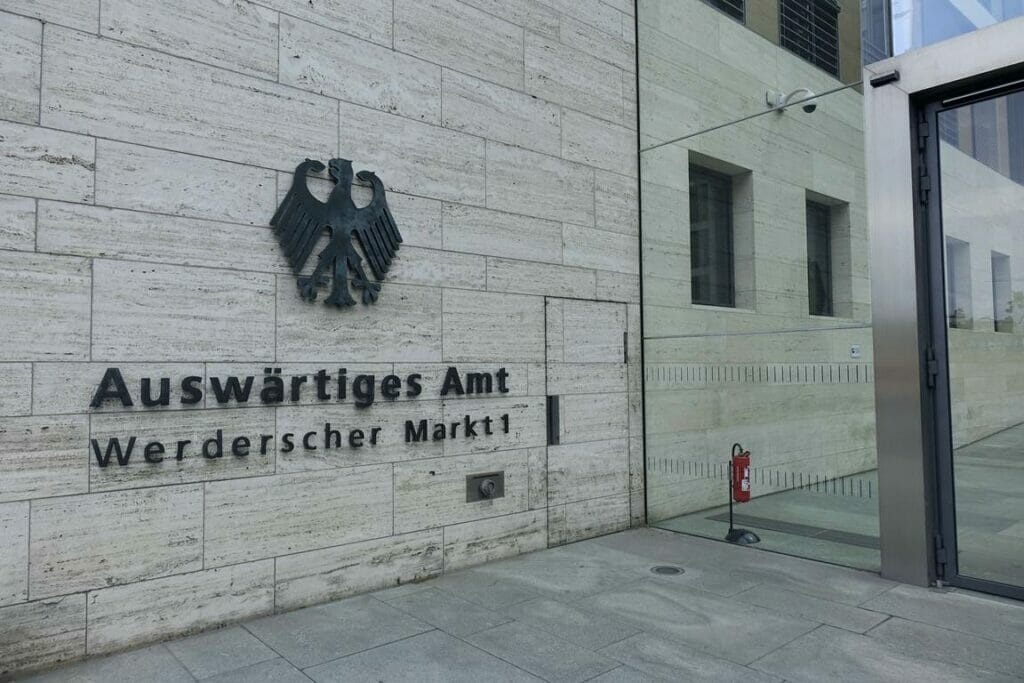 Das Auswärtige Amt bestätigt bis dato geheime Gespräche mit den Taliban. (© imago images/Steinach)
