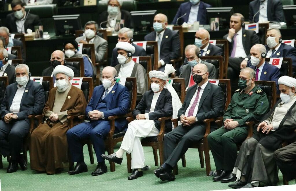 Ein Foto von der Angelobung des neuen iranischen Präsidenten sagt mehr als tausend Wort: In der ersten Reihe saßen u.a. Ismail Haniyeh (li.), Chef der islamistischen Terrorganisation Hamas, und Naim Qassem, Stellvertretender Vorsitzender der islamistischen Terrororganisation Hisbollah (2. von links). Der Vertreter der EU, Enrique Mora musste in der Reihe dahinter Platz nehmen (2. von rechts, mit roter Krawatte). (© imago images/ZUMA Wire)
