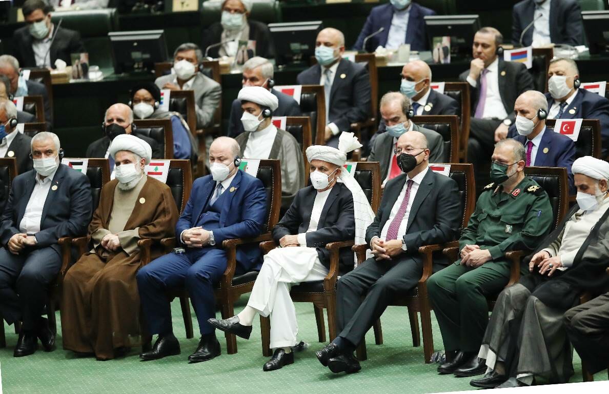 Ein Foto von der Angelobung des neuen iranischen Präsidenten sagt mehr als tausend Wort: In der ersten Reihe saßen u.a. Ismail Haniyeh (li.), Chef der islamistischen Terrorganisation Hamas, und Naim Qassem, Stellvertretender Vorsitzender der islamistischen Terrororganisation Hisbollah (2. von links). Der Vertreter der EU, Enrique Mora musste in der Reihe dahinter Platz nehmen (2. von rechts, mit roter Krawatte). (© imago images/ZUMA Wire)