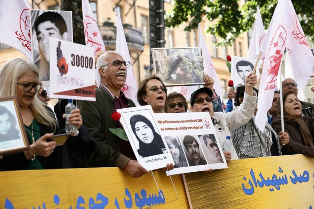 Vor dem Gericht in Stockholm protestierten Anhänger der Volksmudschahedin gegen die Verbrechen des iranischen Regimes. (© imago images/TT)