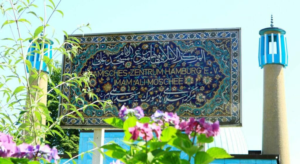 Laut Verfassungsschutz direkt dem Büro des iranischen Revolutionsführers unterstellt: das Islamische Zentrum Hamburg. (© imago images/Hanno Bode)