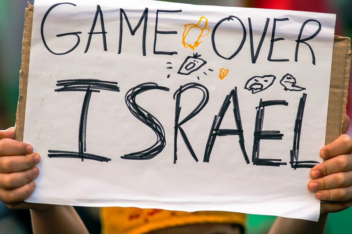 Israelfeindliches Plakat, gehalten von einem kleinen Kind im Zuge einer Hisbollah-Demonstration. (© imago images/ZUMA Wire)