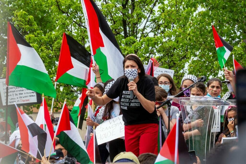 US-Demokratin und Antisemitin Rashida Tlaib auf einer israelfeindlichen Kunggebung während des jüngsten Gaza-Krieges. (© imago images/ZUMA Wire)