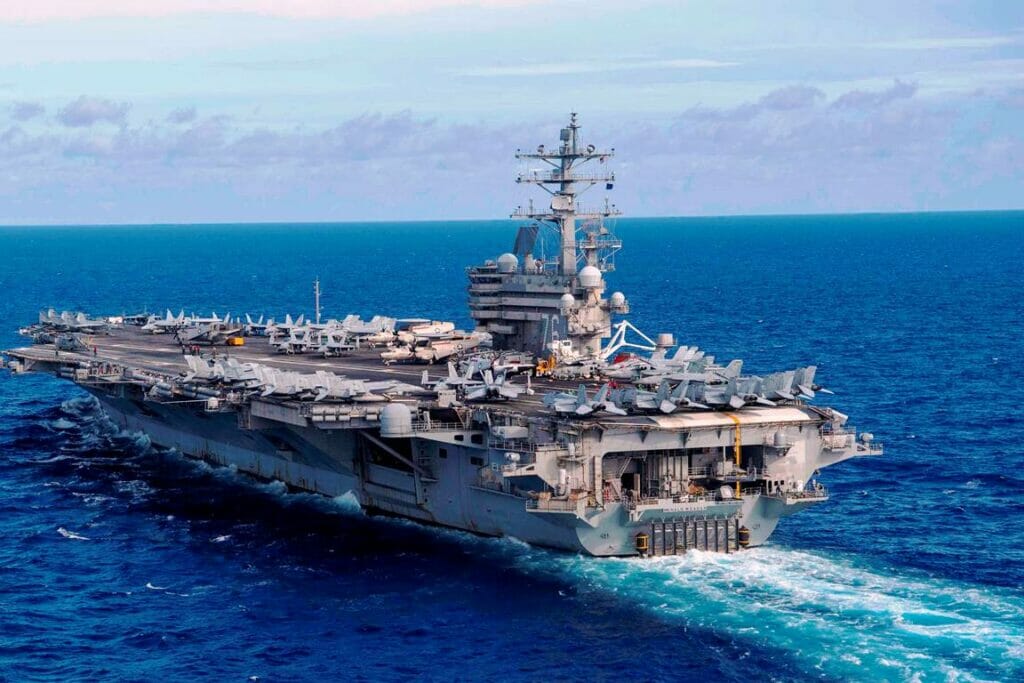 Experten von der USS Ronald Reagan wurden an Bord der Mercer Street geflogen, um Überreste des iranischen Angriffs zu untersuchen. (© imago images/ZUMA Wire)