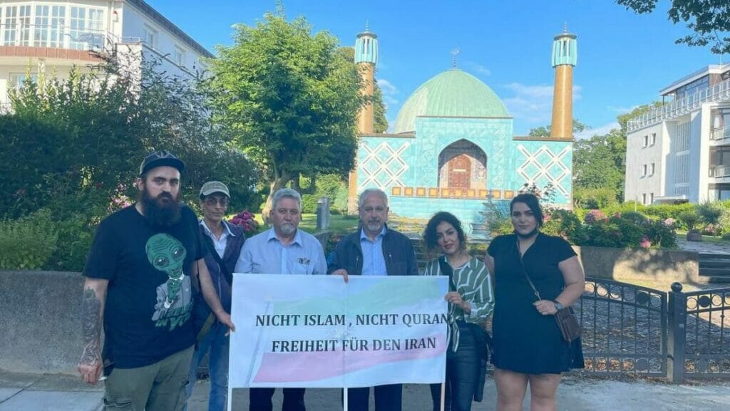 Demonstration von "Nasle Barandaz" vor dem "Islamischen Zentrum Hamburg"