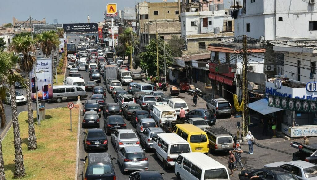 Vor den Tankstellen im Libanon bilden sich lange Staus