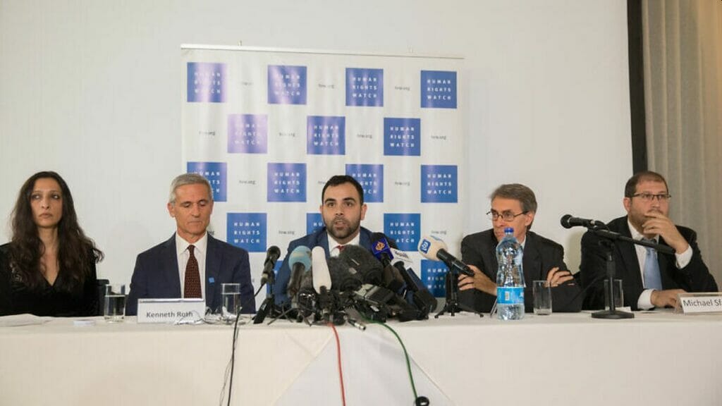Omar shakir /mi.) hatte zuvor den HRW-Bericht verfasst, in dem Israel Apartheid vorgeworfen wird