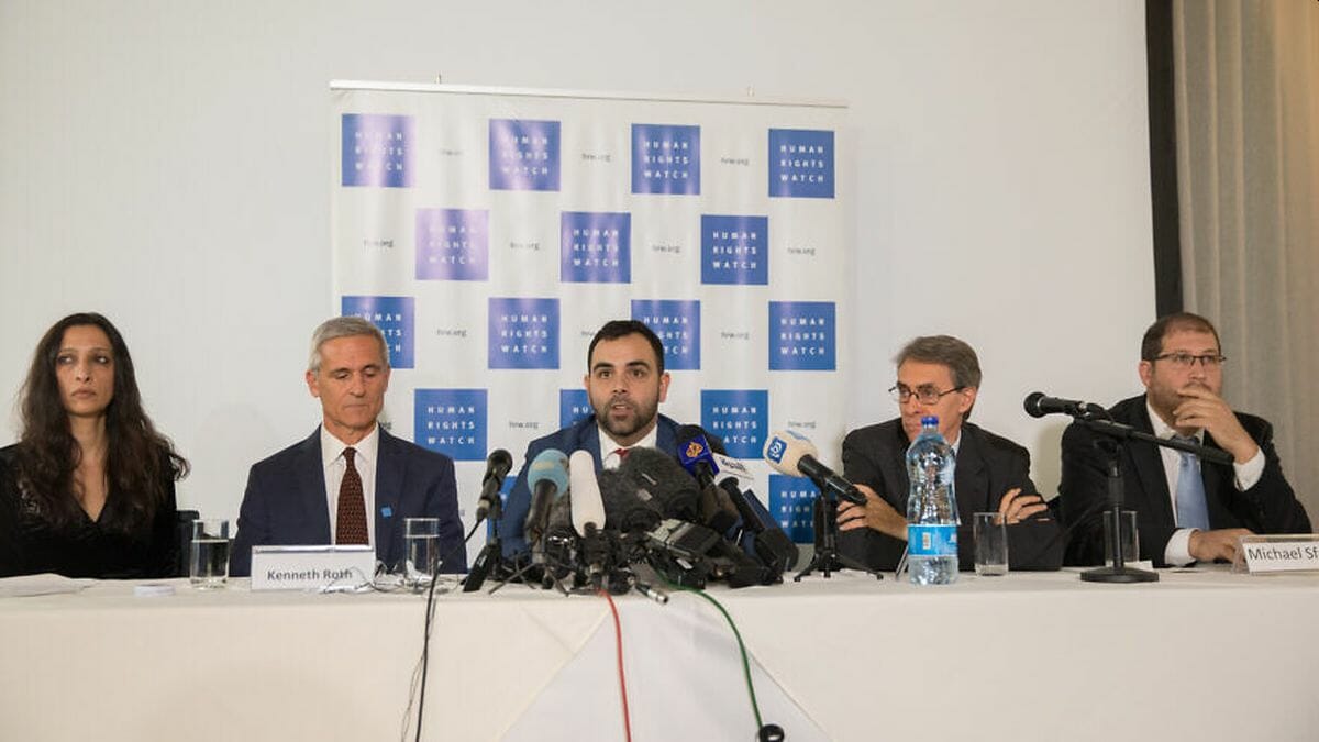 Omar shakir /mi.) hatte zuvor den HRW-Bericht verfasst, in dem Israel Apartheid vorgeworfen wird