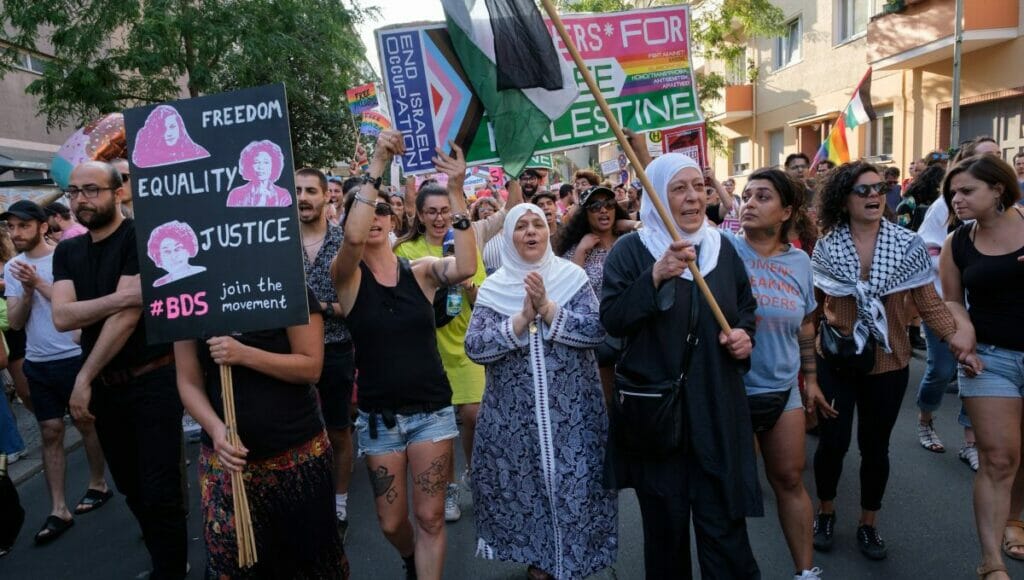 "Queers for a free Palestine" demonstrieren für den Boykott Israels