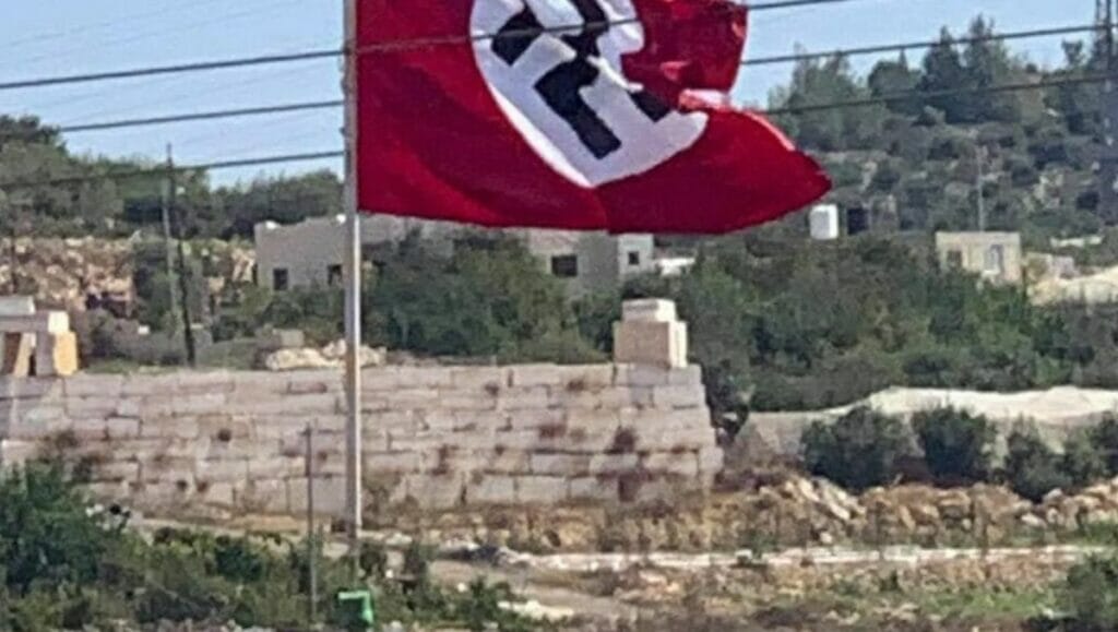 In der Nähe von Hebrpn gehisste Hakenkreuzflagge