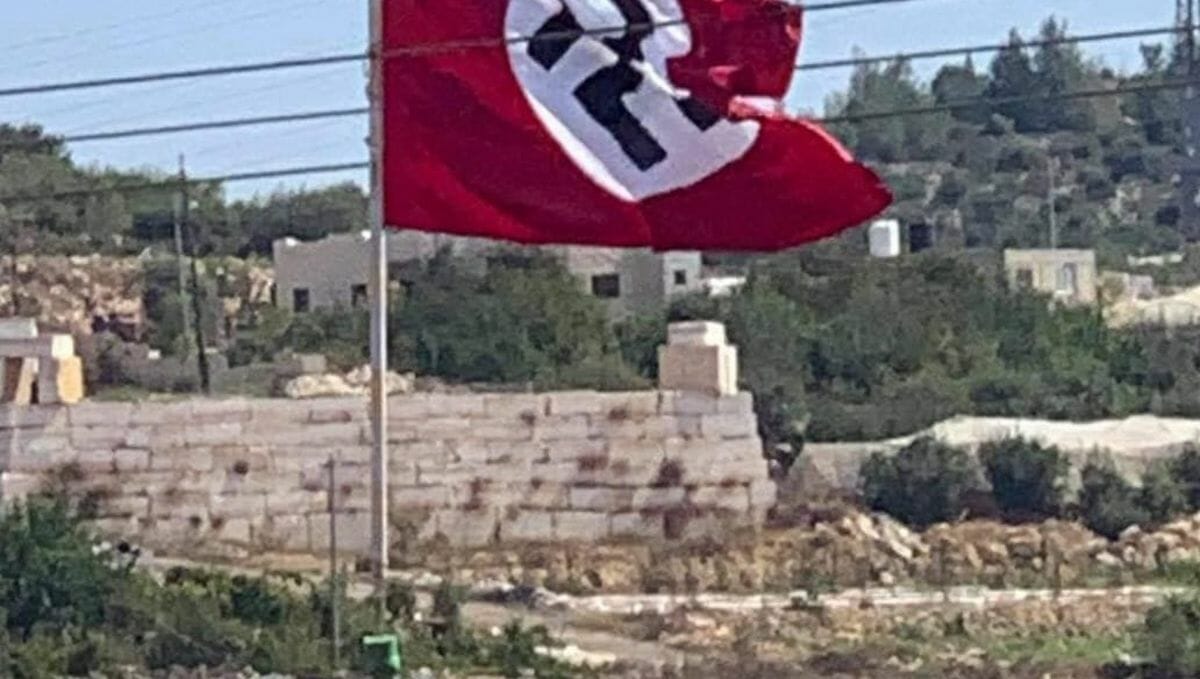 In der Nähe von Hebrpn gehisste Hakenkreuzflagge