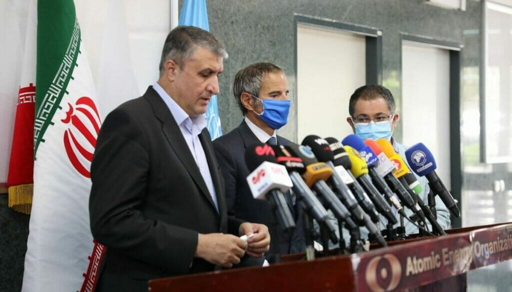 Der Chef der iranischen Atombehörde Eslami und Rafael Grossi bei ihrem Treffen am 12. September in Teheran