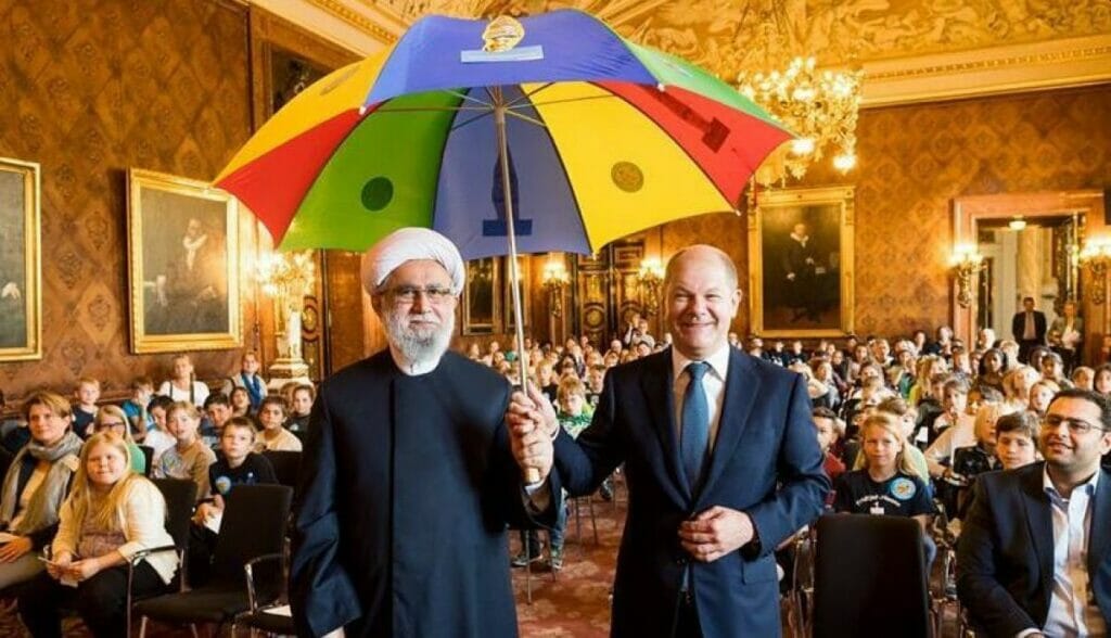 Olaf Scholz 2016 beim Bildungsgipfel mit dem damaligen IZH-Boss Ramezani