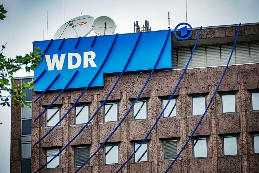 Im Streit um die verhinderte WDR-Moderatorin Nemi El-Hassan melden sich zwei Israelis zu Wort, die israelbezogenen Antisemitismus verharmlosen. (© imago images/Jürgen Ritter)