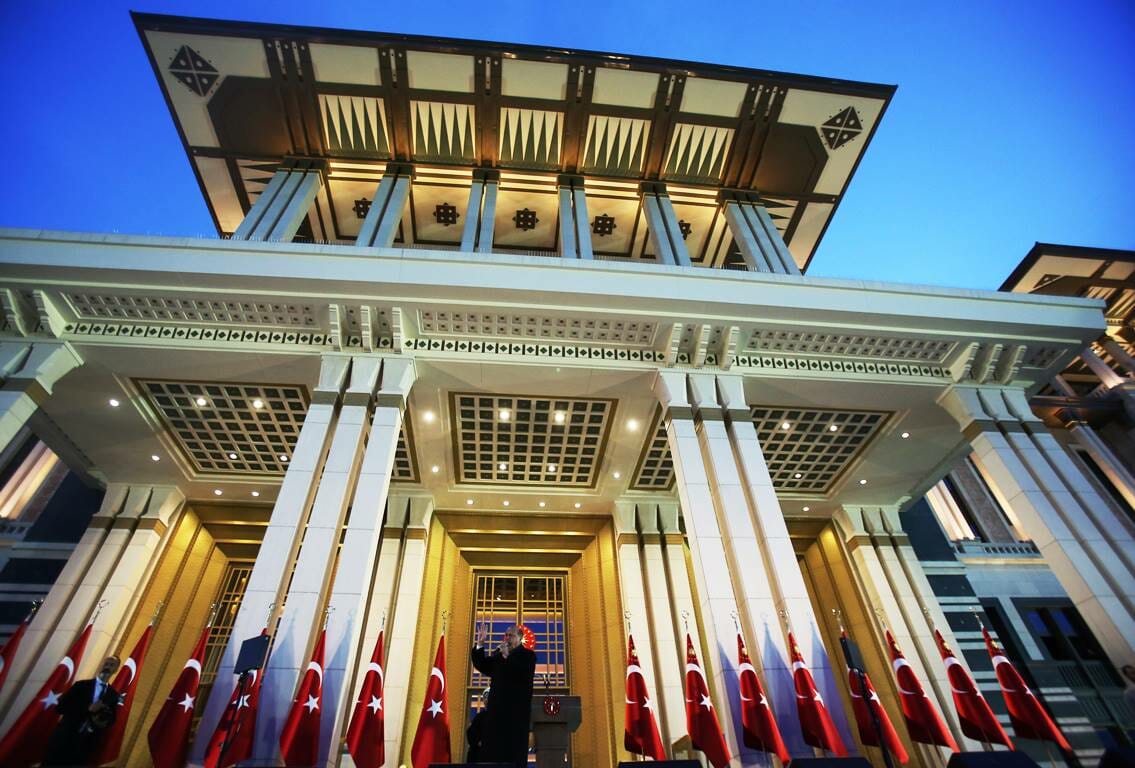 Sinnbild für die heutige Türkei: Erdogan spricht vor dem neuen Präsidentenpalast in Anakara. (© imago images/Depo Photos)