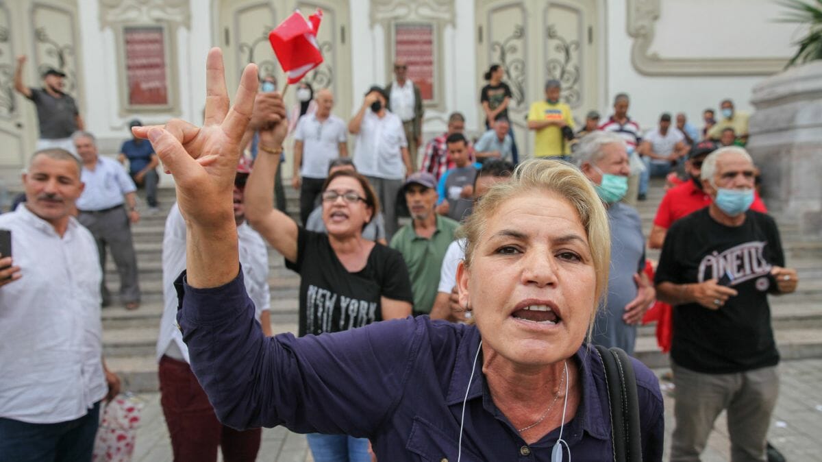 Demonstranten in Tunis protestieren gegen die islamische Ennahda-Partei