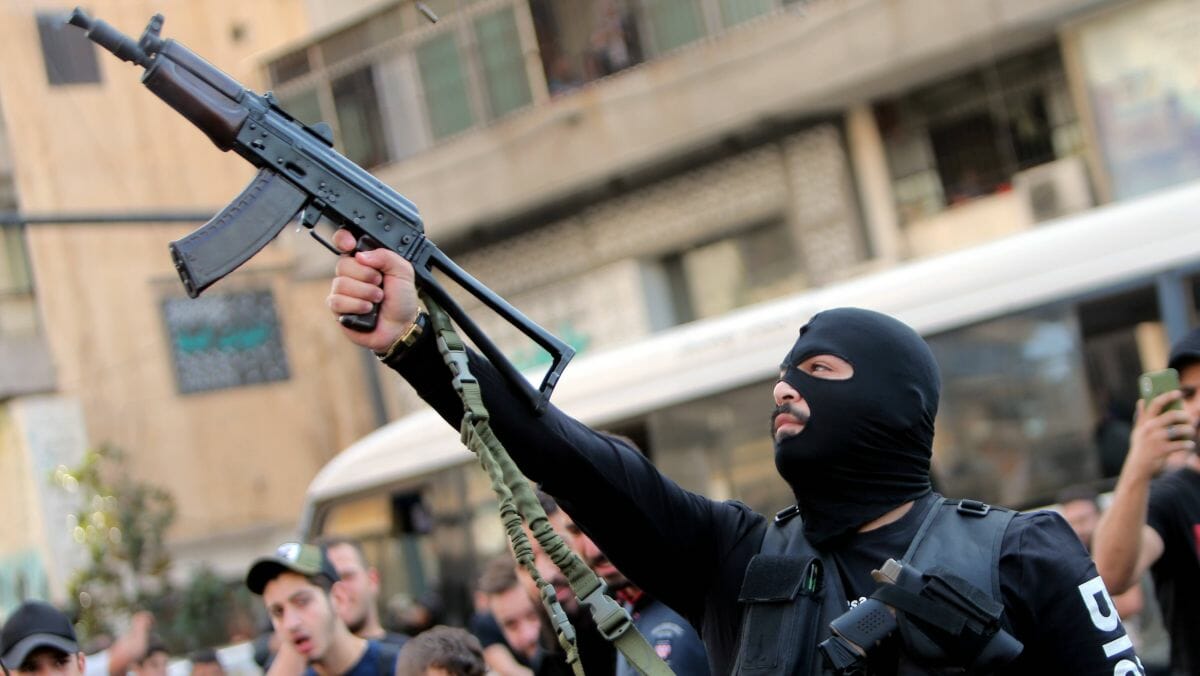 Hisbollah-Anhänger bei der Begräbniszeremonie für die beim Beiruter Schusswechsel Getöteten