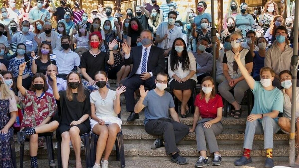 Vorsitzender der Jewish Agency, Yaakov Hagoel, mit Neueinwanderern aus 26 Nationen