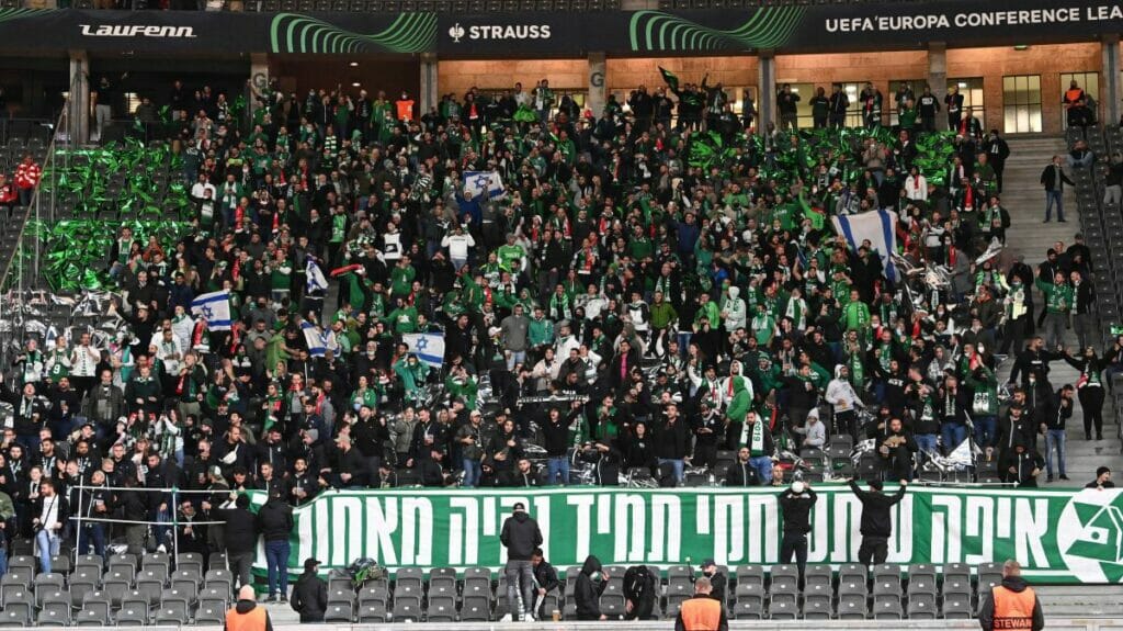Der Fanblock von Maccabi Haifa beim Europapokalspiel im Berliner Olympiastadion