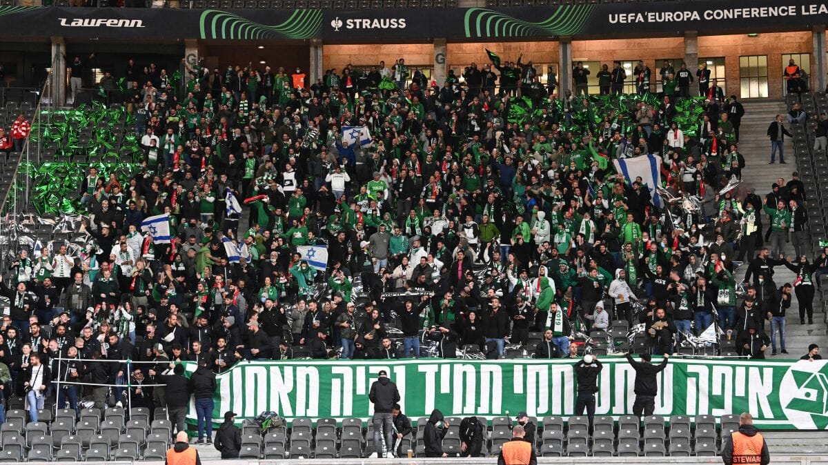 Der Fanblock von Maccabi Haifa beim Europapokalspiel im Berliner Olympiastadion