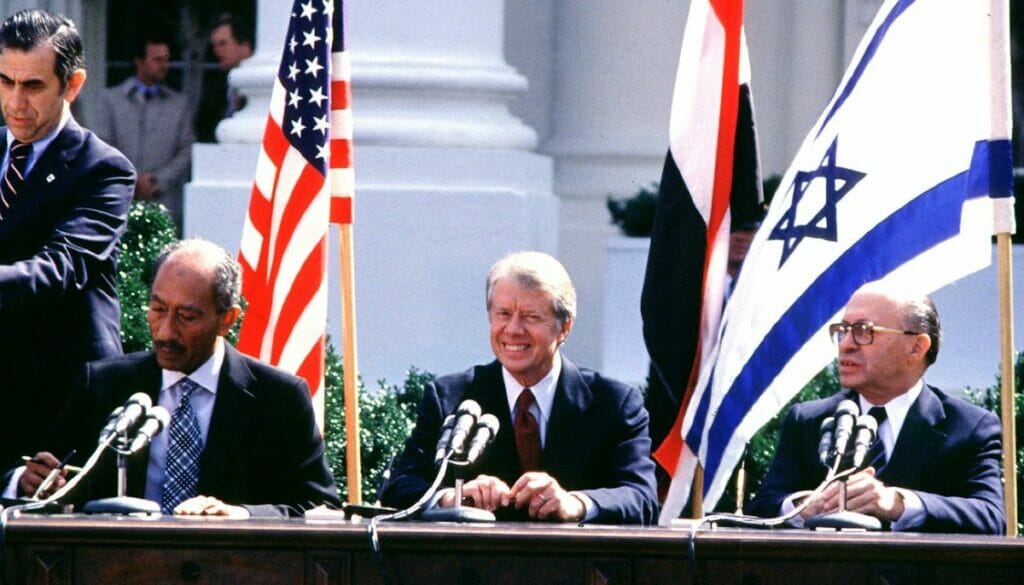 Ägyptens Präsident Assad bei der Unterzeichnung des Friedensvertrags mit Israel
