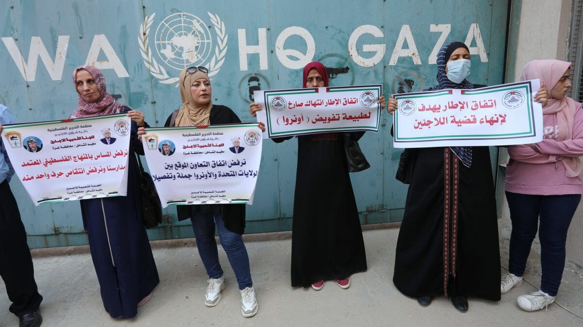 Palästinenserinnen protestieren vor der UNRWA in Gaza gegen die US-Bedingungen für Hilfsgelder