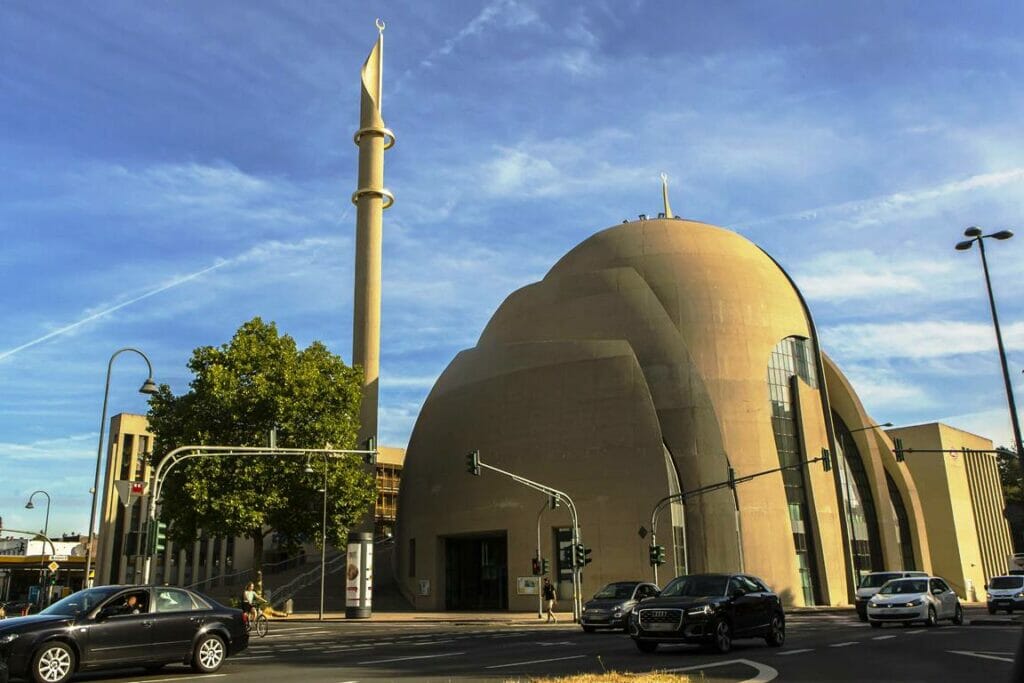 Die Zentralmoschee der Türkisch-Islamischen Union der Anstalt für Religion (DITIB) in Köln. (© imago images/Manngold)