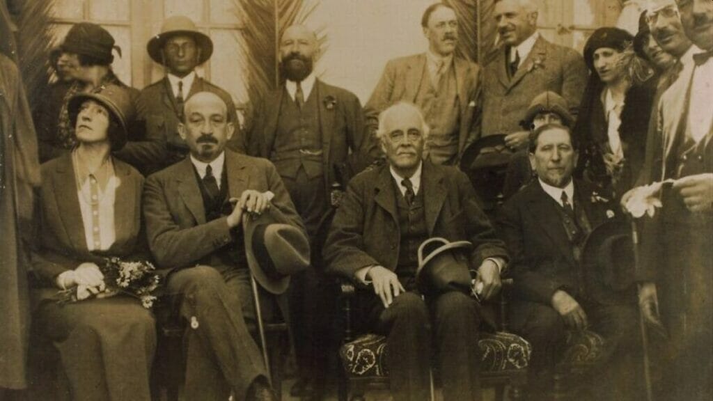 Lord Arthur Balfour (mi.) mit Vera and Chaim Weizmann (li.) und Nahum Sokolow (re.) 1925 im Mandatsgebiet Palästina