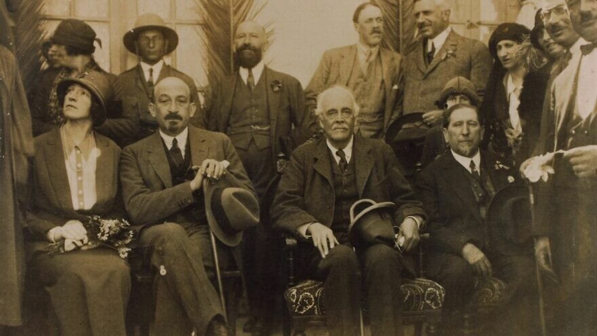 Lord Arthur Balfour (mi.) mit Vera and Chaim Weizmann (li.) und Nahum Sokolow (re.) 1925 im Mandatsgebiet Palästina