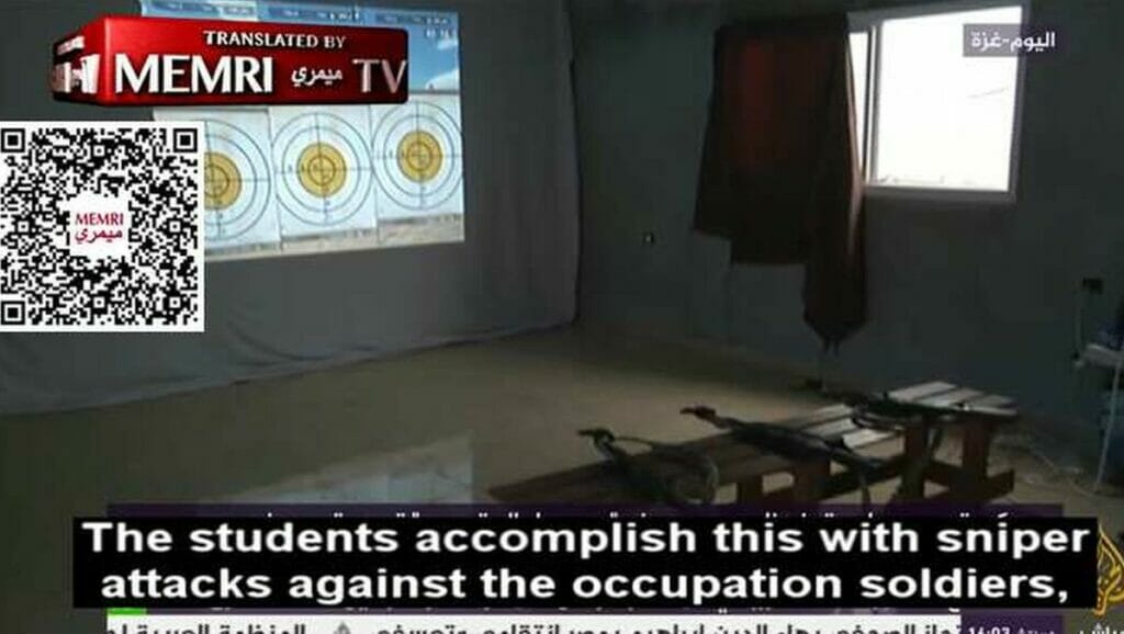 In Simulatoren können die Schüler Angriffe auf Israelis nachspielen