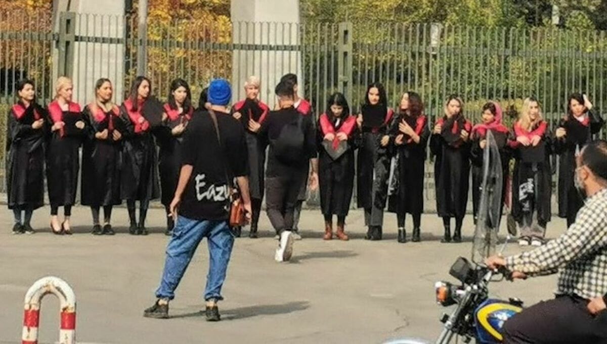 Dieses Foto hat im Iran eine (neuerliche) Diskussion über das Kopftuch ausgelöst