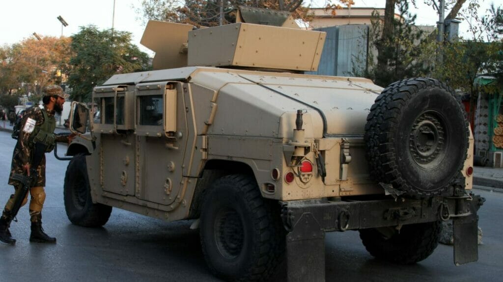 Taliban-Patrouille nach dem anschlag auf das Krankenhaus in Kabul